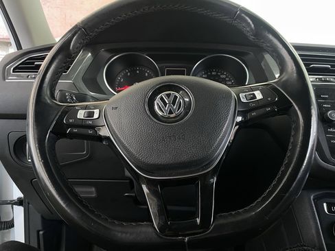 Used 2018 Volkswagen Tiguan SE w/ Panoramic Sunroof Package image 26