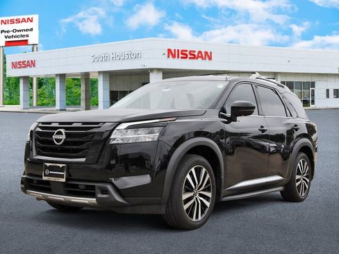 Used 2024 Nissan Pathfinder Platinum w/ Cargo Package FWD image 2