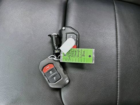 Used 2022 Jeep Wrangler Unlimited Sahara AWD/4WD image 33