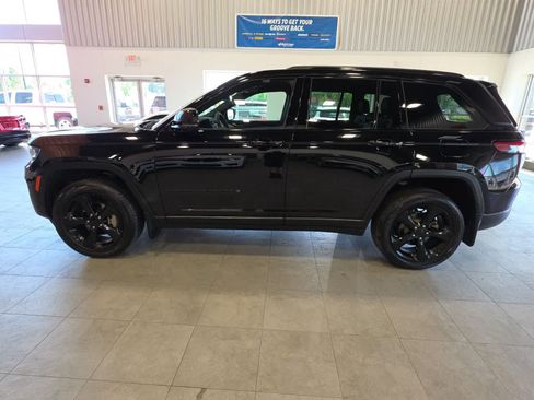 Used 2024 Jeep Grand Cherokee Altitude AWD/4WD image 12