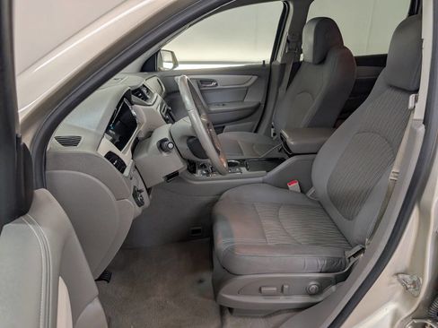 Used 2016 Chevrolet Traverse LT image 7