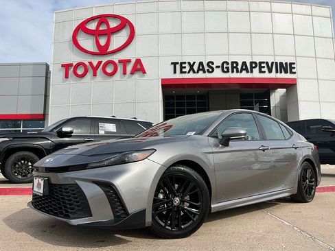 Used 2025 Toyota Camry SE image 2