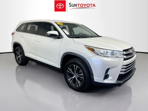 Used 2019 Toyota Highlander LE FWD image 1