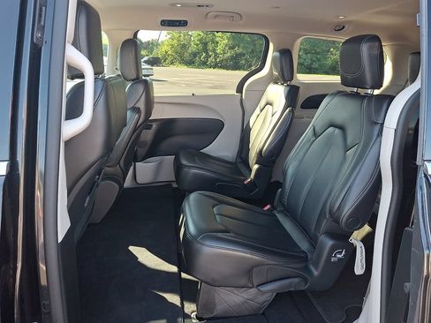 Used 2023 Chrysler Pacifica Touring-L FWD image 10