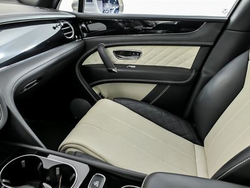 Used 2019 Bentley Bentayga AWD/4WD image 38