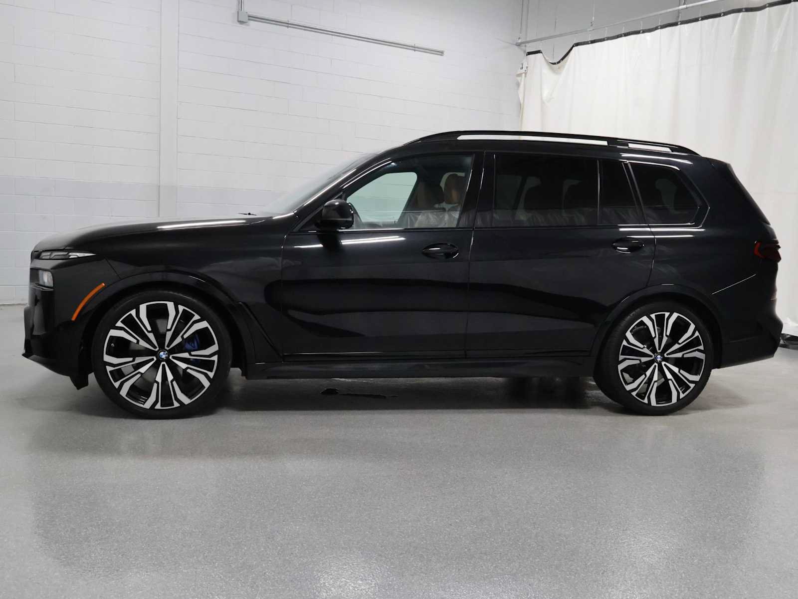 Used 2025 BMW X7 xDrive40i w/ M Sport Package AWD/4WD image 2
