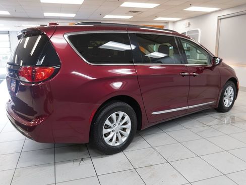 Used 2017 Chrysler Pacifica Touring-L FWD image 12