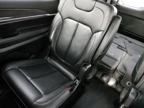 Used 2023 Jeep Grand Cherokee L Limited w/ Black Appearance Package image 12