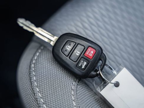 Used 2015 Toyota Corolla LE image 35