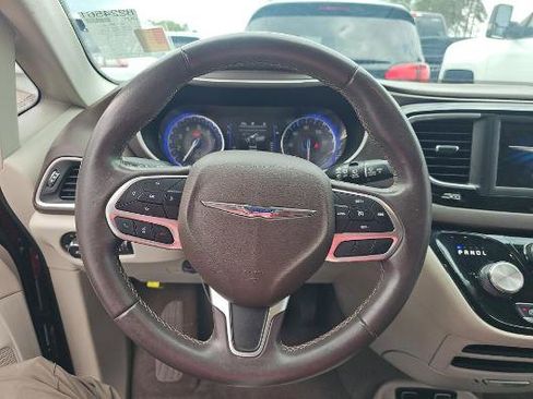 Used 2018 Chrysler Pacifica Touring-L FWD image 5