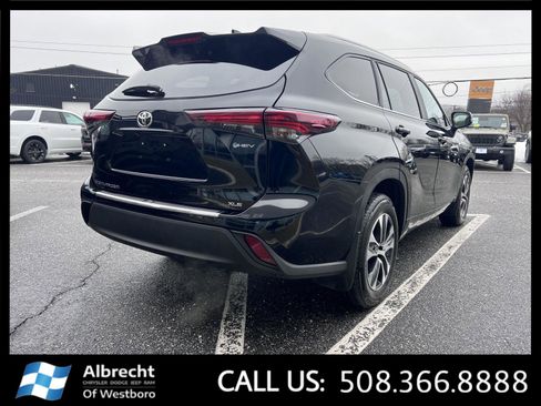 Used 2025 Toyota Highlander XLE image 5