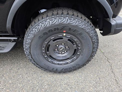 New 2025 Ford Bronco Badlands image 9