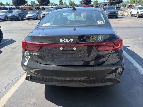 Used 2022 Kia Forte LXS w/ LXS Technology Package FWD image 5