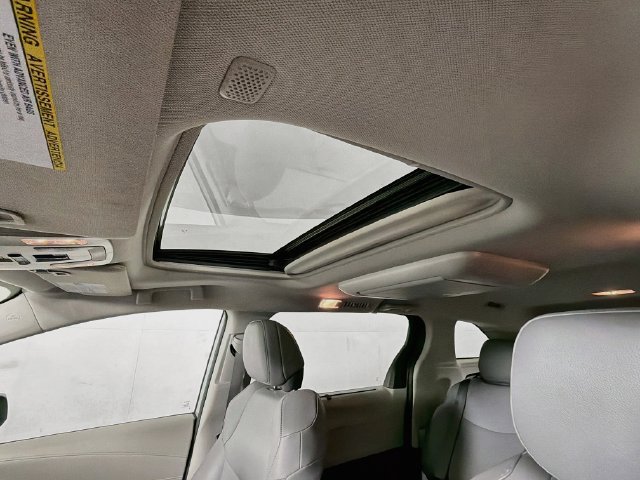 Used 2022 Toyota Sienna XLE w/ XLE Plus Package FWD image 30