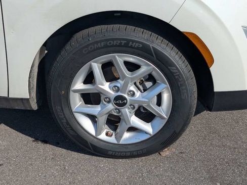 Used 2025 Kia Soul LX w/ LX Technology Package FWD image 11