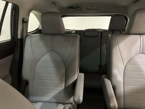 Used 2020 Toyota Highlander XLE image 22