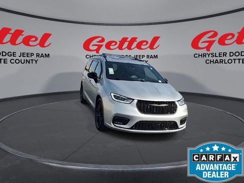 Used 2023 Chrysler Pacifica Limited w/ S Appearance Package image 2