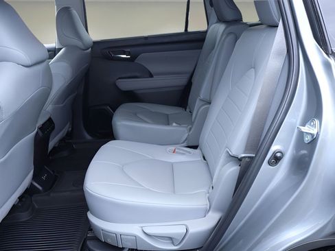 Certified 2025 Toyota Highlander XLE AWD/4WD image 12