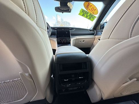 Used 2024 Jeep Grand Cherokee Limited w/ Black Appearance Package image 10