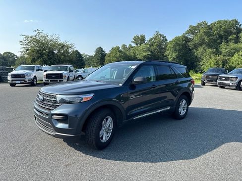Used 2022 Ford Explorer XLT AWD/4WD image 3