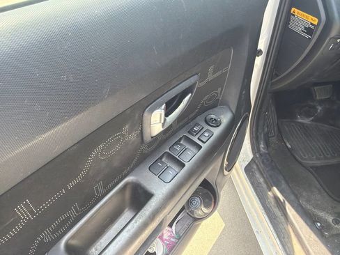 Used 2013 Kia Soul + FWD image 10