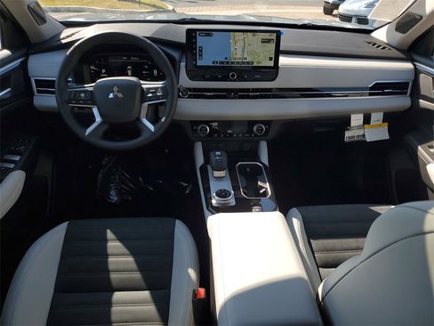 New 2026 Mitsubishi Outlander SE image 16