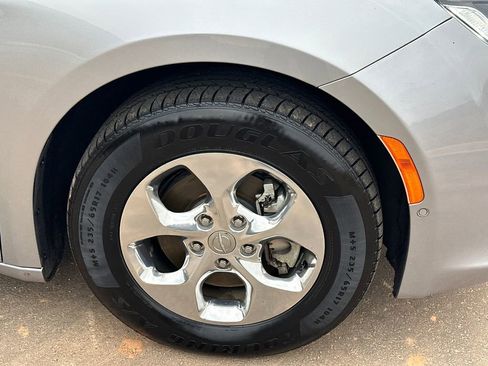 Used 2018 Chrysler Pacifica Limited w/ Advanced Safetytec Group image 12