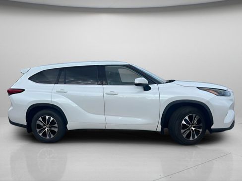 Used 2022 Toyota Highlander XLE AWD/4WD image 3