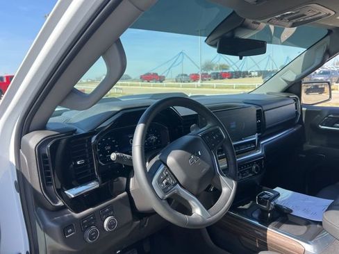 Used 2025 Chevrolet Silverado 1500 LT Trail Boss w/ Convenience Package II image 9