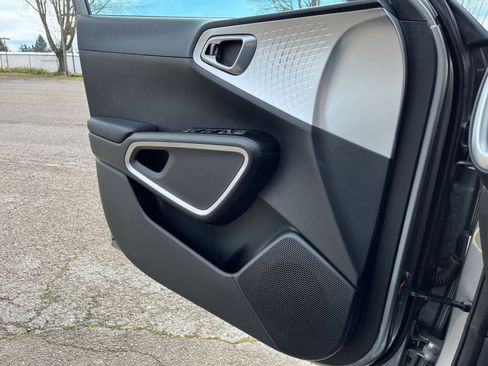 Used 2025 Kia Soul LX w/ LX Technology Package image 18