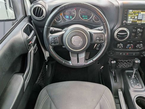 Used 2016 Jeep Wrangler Unlimited Rubicon w/ Connectivity Group AWD/4WD image 16