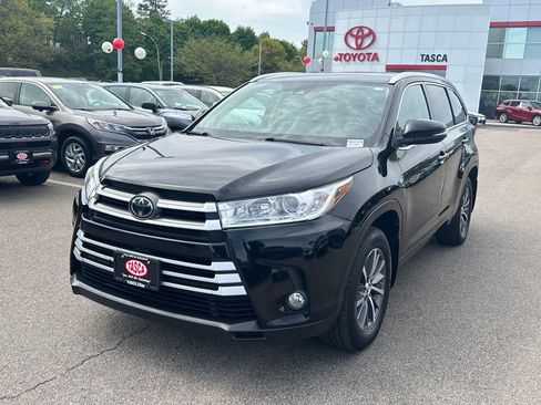 Used 2017 Toyota Highlander XLE AWD/4WD image 3