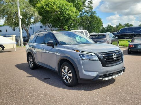 Used 2024 Nissan Pathfinder SL w/ Black Appearance Package FWD image 2