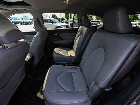Used 2024 Toyota Highlander XLE AWD/4WD image 20