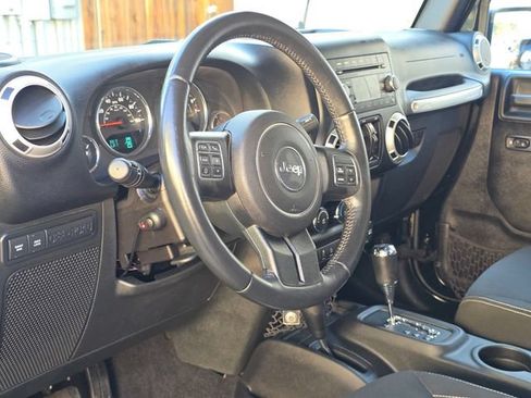 Used 2016 Jeep Wrangler Unlimited Rubicon w/ Connectivity Group AWD/4WD image 9