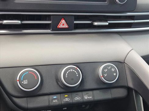 Used 2022 Hyundai Elantra SE image 11