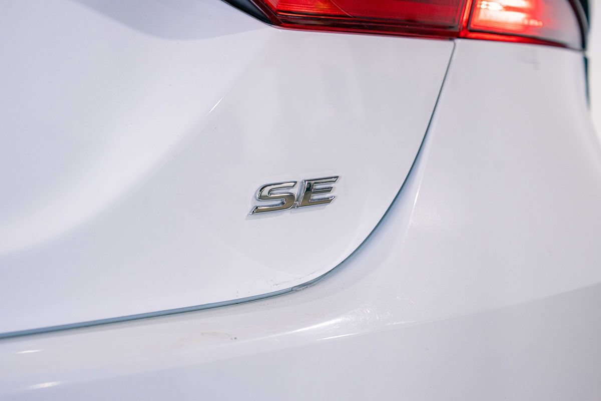 Used 2020 Toyota Camry SE FWD image 4