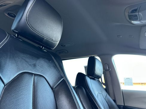 Used 2022 Chrysler Pacifica Touring-L image 18