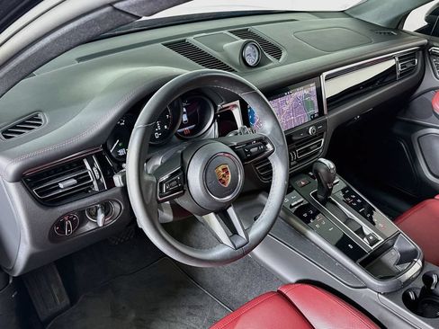 Certified 2025 Porsche Macan AWD/4WD image 4