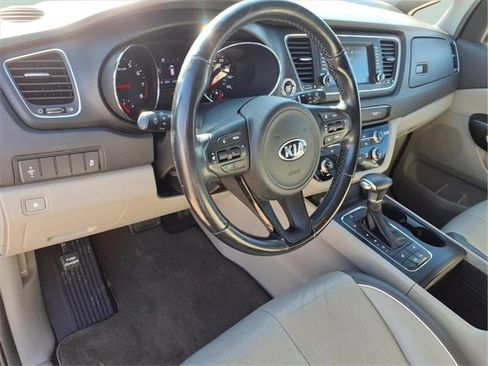 Used 2017 Kia Sedona LX w/ LX Essentials Premium Package image 8