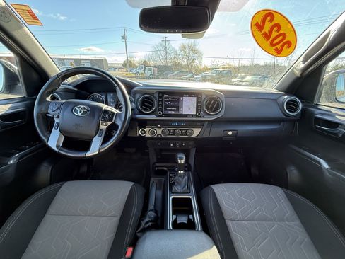 Used 2022 Toyota Tacoma TRD Sport image 2