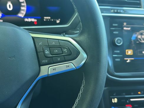 Certified 2022 Volkswagen Tiguan SE FWD image 23