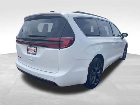 New 2027 Chrysler Pacifica Select FWD image 16