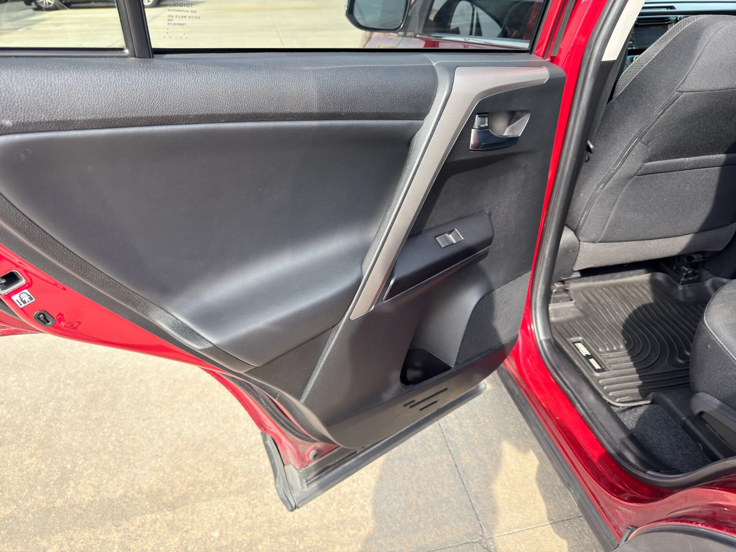 Used 2018 Toyota RAV4 XLE FWD image 25