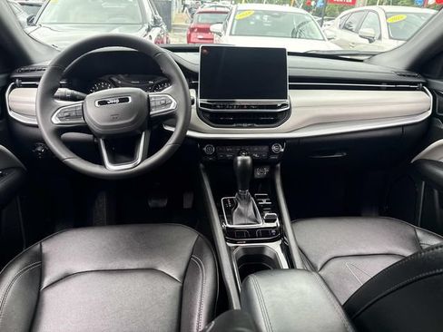 Used 2025 Jeep Compass Limited AWD/4WD image 17