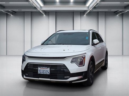 Certified 2023 Kia Niro SX image 3