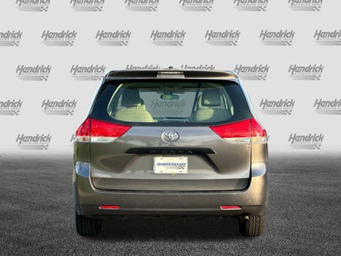 Used 2014 Toyota Sienna L image 6