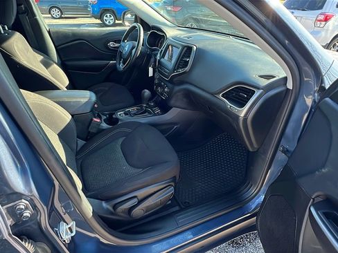 Used 2019 Jeep Cherokee Latitude w/ Cold Weather Group image 16