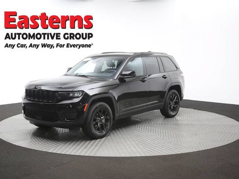 Used 2025 Jeep Grand Cherokee Altitude AWD/4WD image 56