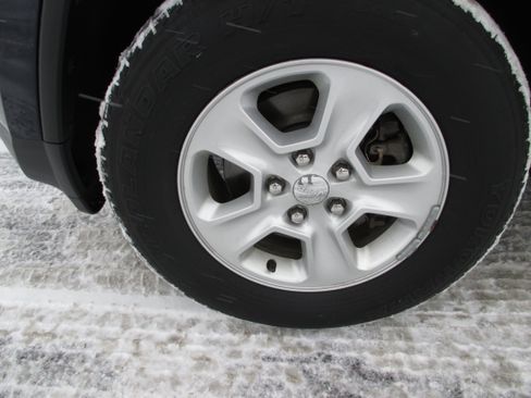 Used 2016 Jeep Grand Cherokee Laredo w/ Quick Order Package 23E image 9